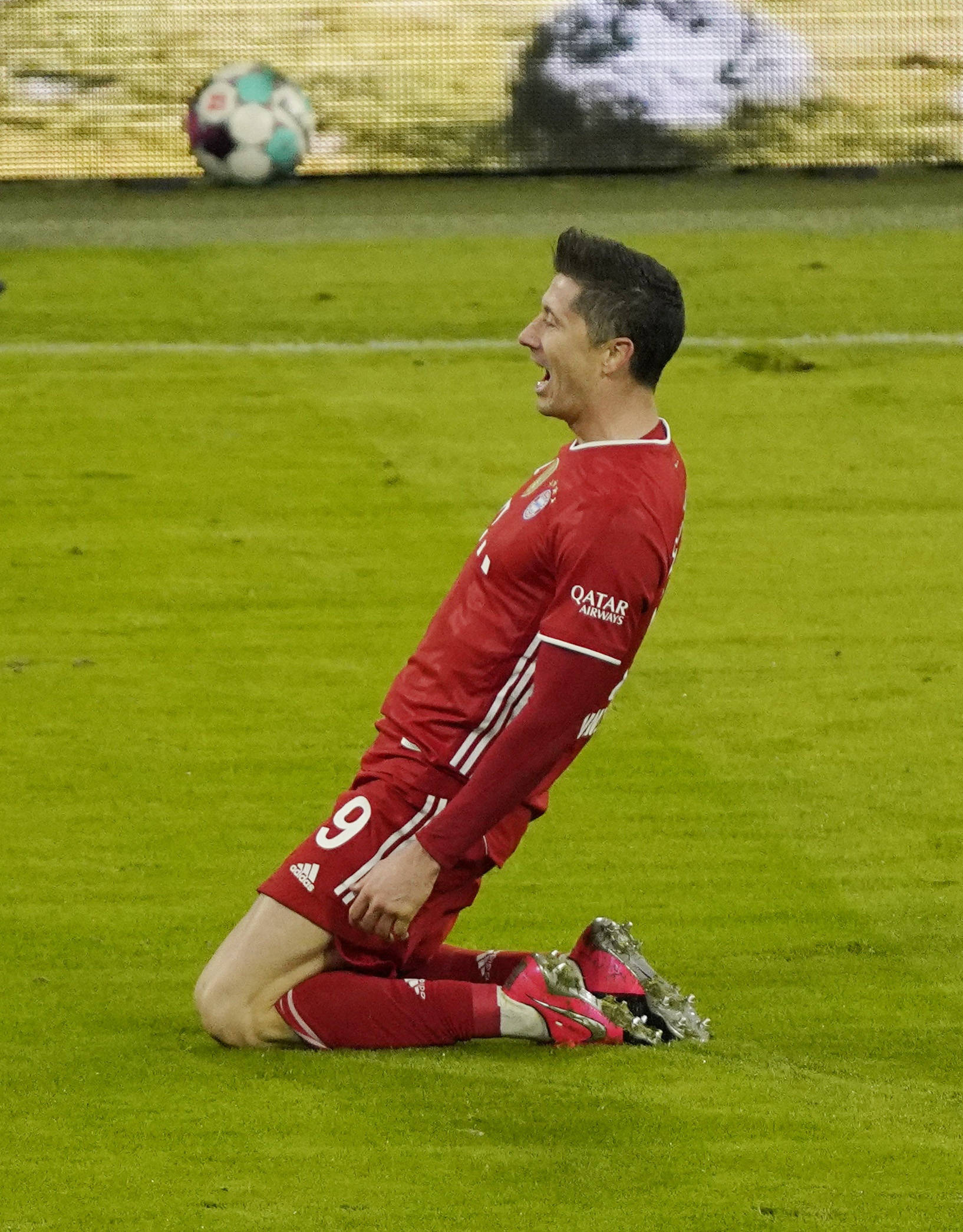 九游体育下载包含莱万多夫斯基在德国队比赛中败北，挺进下一轮引发热议！的词条